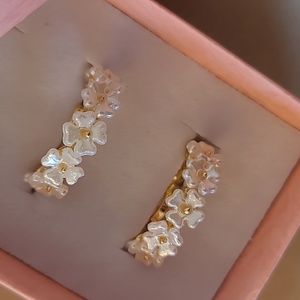 Earing flowers perly& gold plated new